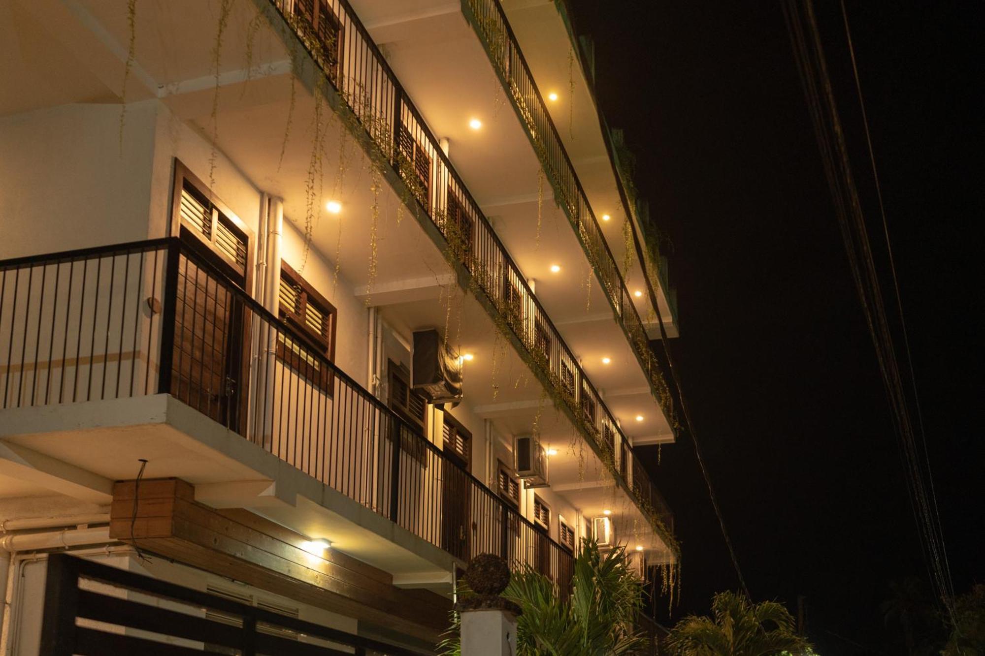 Traveller'S Hotel 히카두와 외부 사진