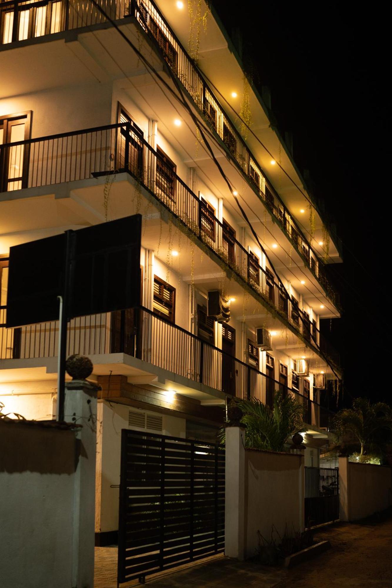 Traveller'S Hotel 히카두와 외부 사진